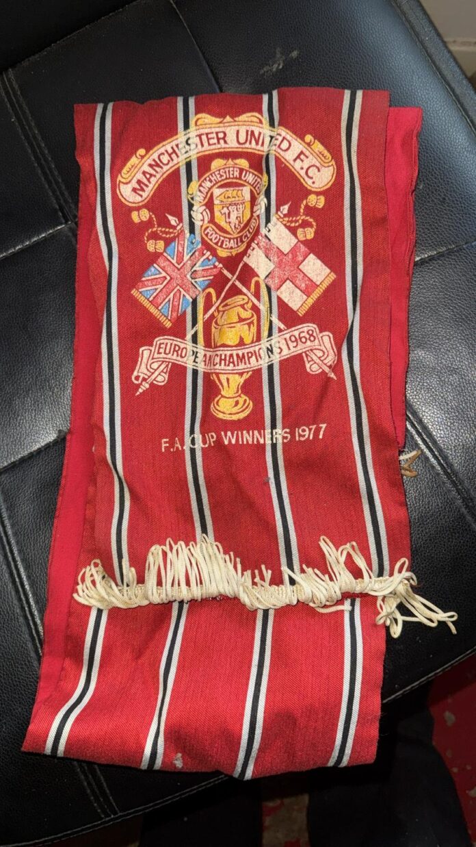 Vintage Manchester United Scarf from 1977: A Treasured Piece of Red Devils History